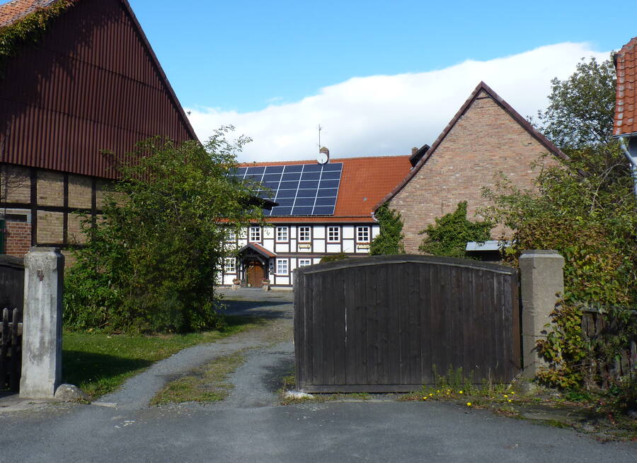 Solardach über einem Hof in Beuchte